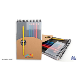 מחברת עם עפרונות צבעוניים
