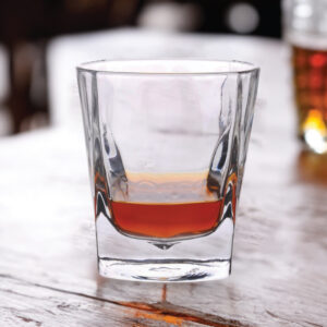 ג’יימס כוס וויסקי